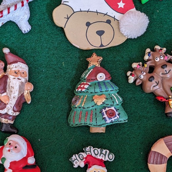 Collection Of Ten Vintage Holiday Pins Resin And Wood - Picture 7 of 7